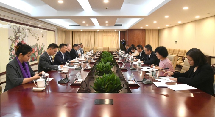 黄果会见美国盖茨基金会全球健康总裁特雷弗·蒙代尔(图1)